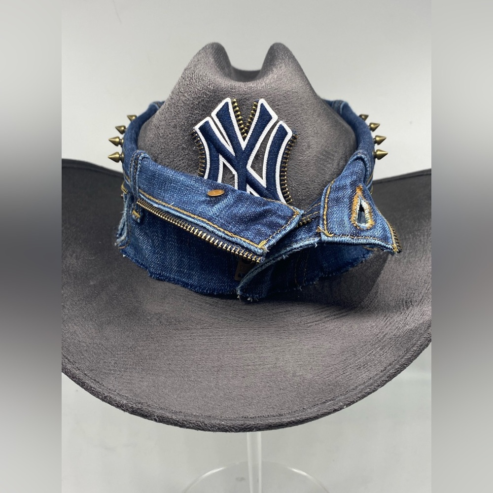 “Un Zip Me” by The Chapeauholic